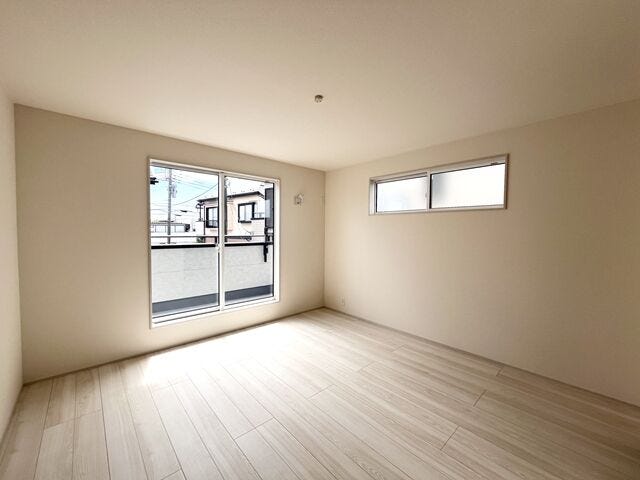 8帖洋室:バルコニーにつづく大きめの窓からたっぷりと日差しが入ります。WICがあるのですぐにお洋服をかけることができます。