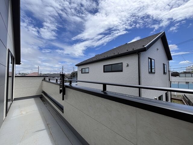 バルコニー:8帖と6帖のお部屋から出出入りできる南向きのバルコニーです。晴れた日は気持ちよくお洗濯を干すことができそうですね。