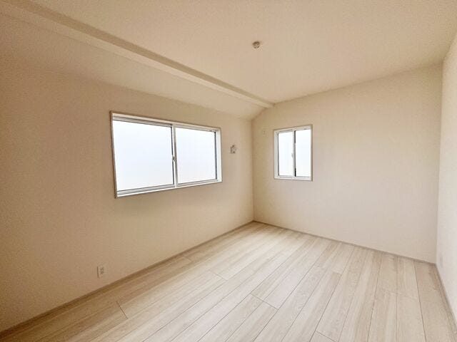 6帖洋室:2面採光なので日当たり、風通しともに良好です。北側のお部屋は優しい日差しが入るのでゆったりと読書などを楽しむことができそうです。