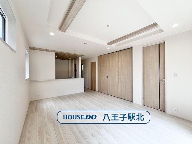 【リビング】
リビング:南向きで日当たり良好のLDK。南側に大きな窓を設置することで明るい空間です。キッチンからリビング全体が見渡せ調理しながら家族と会話も弾みそう。