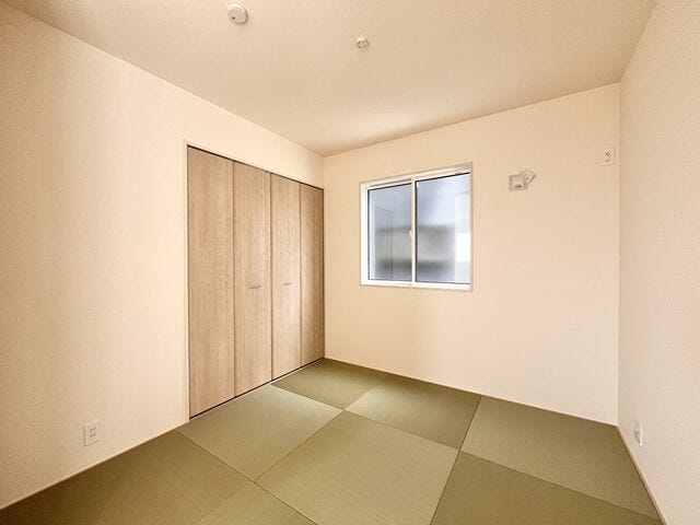 4.5帖和室:リビング隣接の4.5畳の和室です。押入があるので、お部屋を広くお使いいただけます。間仕切りを開ければ陽射しが入り明るい空間になります。