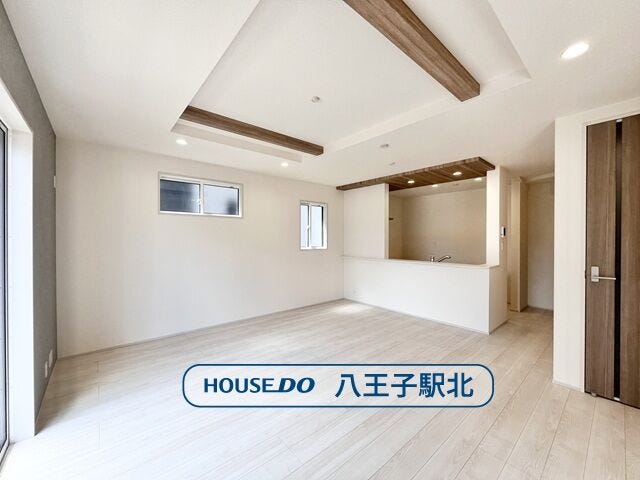 【リビング】
リビング:南向きで日当たり良好のLDK。南側に大きな窓を設置することで明るい空間です。キッチンからリビング全体が見渡せ調理しながら家族と会話も弾みそう。