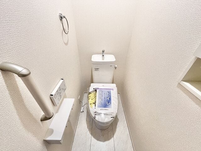 トイレ:現代では必要不可欠な温水洗浄付トイレ♪寒い冬は便座が温かいとホッとしますね。