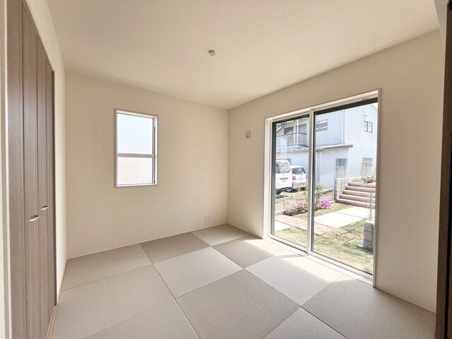 5.2帖和室:リビング隣接の5.2畳の和室です。押入があるので、お部屋を広くお使いいただけます。間仕切りを開ければ陽射しが入り明るい空間になります。