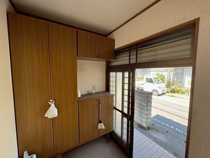 玄関にも自然光が差し込む設計で、朝の外出も気持ちよくスタートできます。