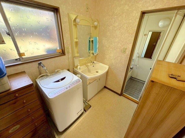 洗面所は家電関係を置いても広々と使えますね。