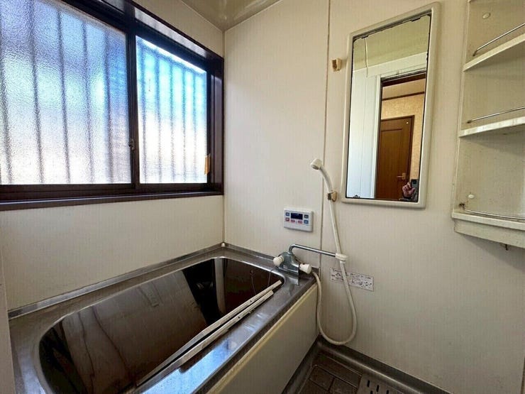 窓があることで閉鎖になりがちな浴室が広がっているように感じられますね。