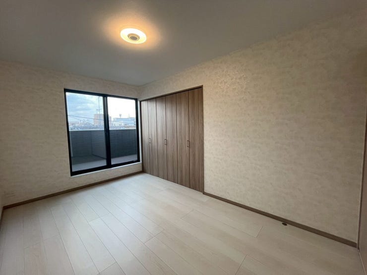 バルコニーに面した洋室
使い勝手に優れたシンプルなデザインの洋室です