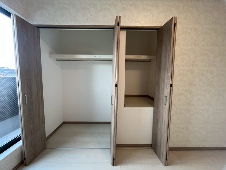 大きなクローゼットのある洋室
