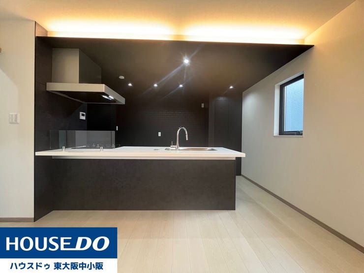 下がり天井のダウンライトがおしゃれな
シックなキッチンがかっこいい!
高級感のあるカウンターシステムキッチン