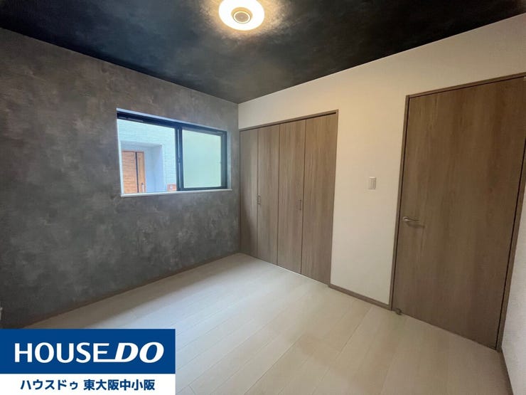 洋室も落ち着きのあるおしゃれでシックな内装