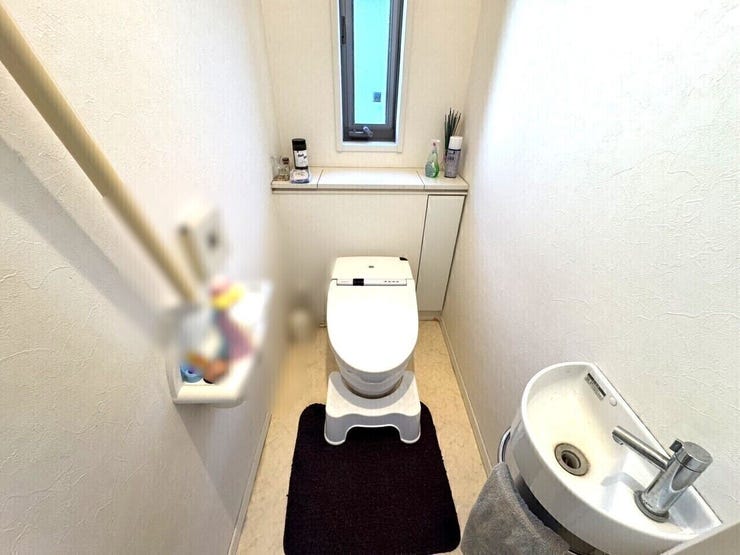 温水洗浄便器を起用しているため寒い日でも安心でお手入れも楽々ですね。
