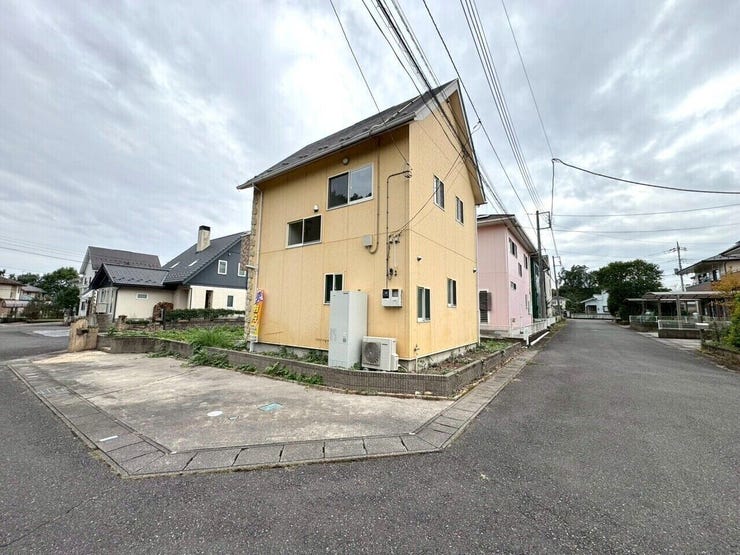 三方向道路に面した角地です!