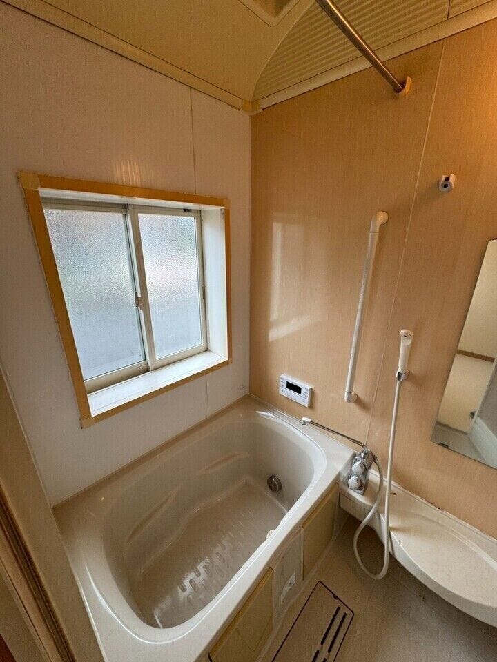 大きな窓があり、自然光を取り込むことで、日中は照明を使わなくても明るい浴室になります。