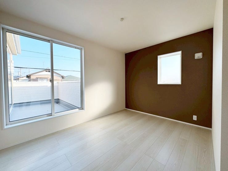 住まいの安心を支えるベタ基礎工法「鉄筋入りコンクリートベタ基礎」標準採用。
地面全体を基礎で覆うため建物の加重を分散、地面に伝えることができ、不動沈下に対する耐久性や耐震性を向上することができます。