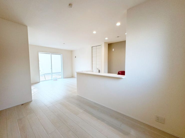 01過熱防止センサー付ガスレンジ
から炊きにより一定の温度に達すると自動で火を止めてくれる安心機能
過熱防止センサー付3口タイプ。※イメージ写真