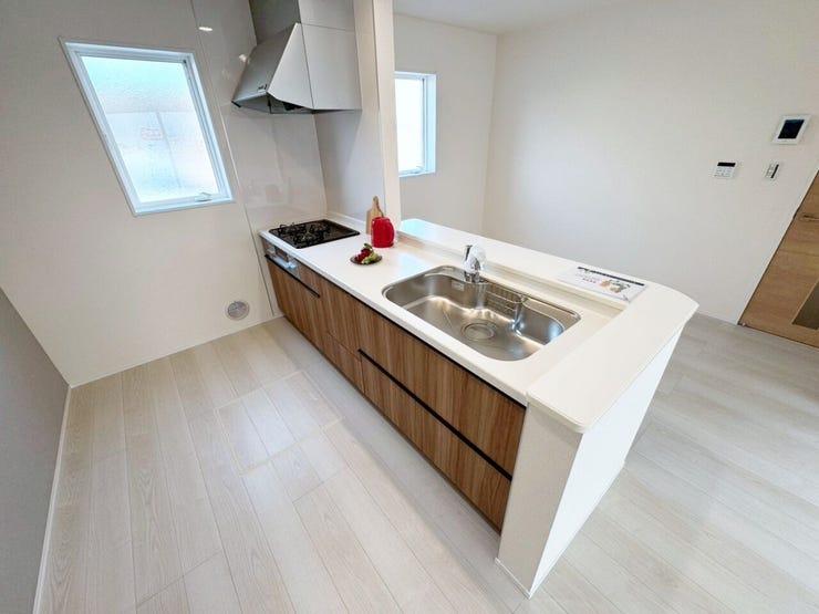 04.ミラーキャビネット (くもり止めヒーター付)
ミラー扉の内側がすべて収納スペースになっています。※イメージ写真