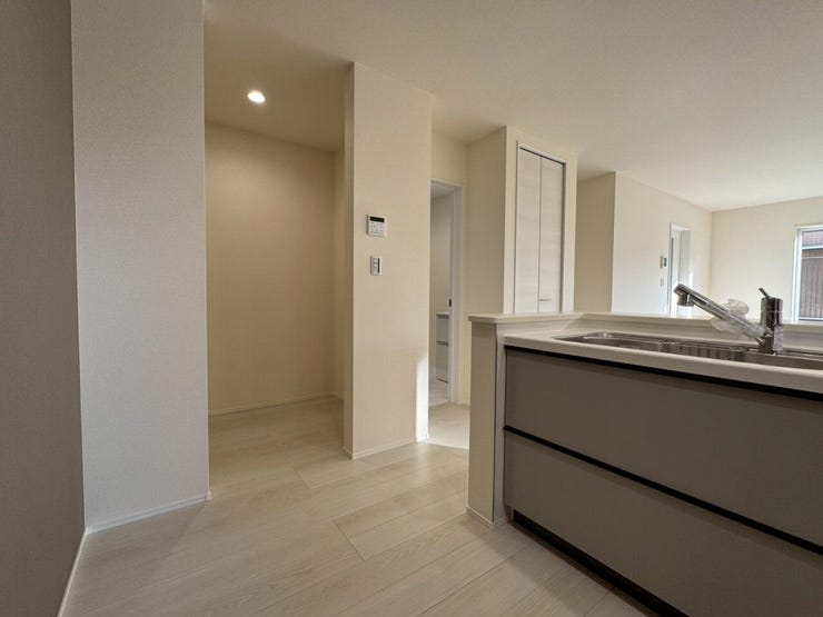 02.ベタ基礎工法
「鉄筋入りコンクリートベタ基礎」を標準採用
ベタ基礎は地面全体を基礎で覆うため、建物の荷重を分散して地面に伝えることができ
不動沈下に対する耐久性や耐震性が向上します。