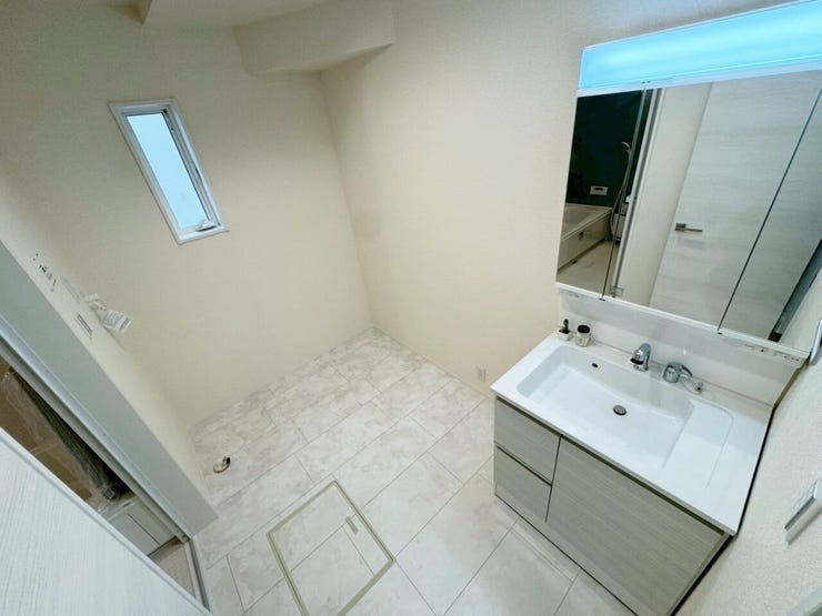 03.強く頑丈な床支持材
建物の床を支える「床束」と呼ばれる支持材に、サビやシロアリを寄せ付けない鋼製の床束を採用。
従来品に比べ信頼性が高く、安心の強度で頑丈な構造を支えます。