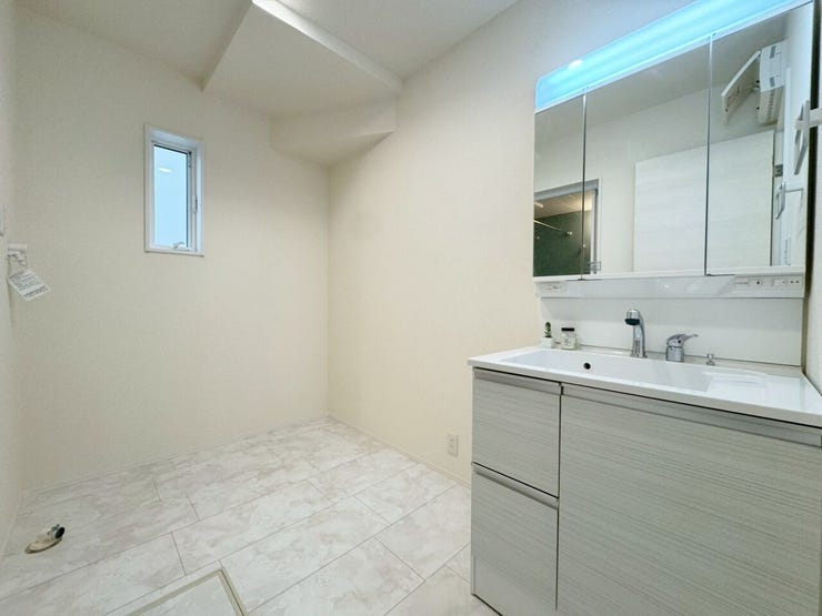 04.伝統的工法
「木造軸組み工法」は土台、柱、梁などの住宅の骨格を木の軸で造る工法で
1000年以上にわたり、改良・発達を繰り返してきました。