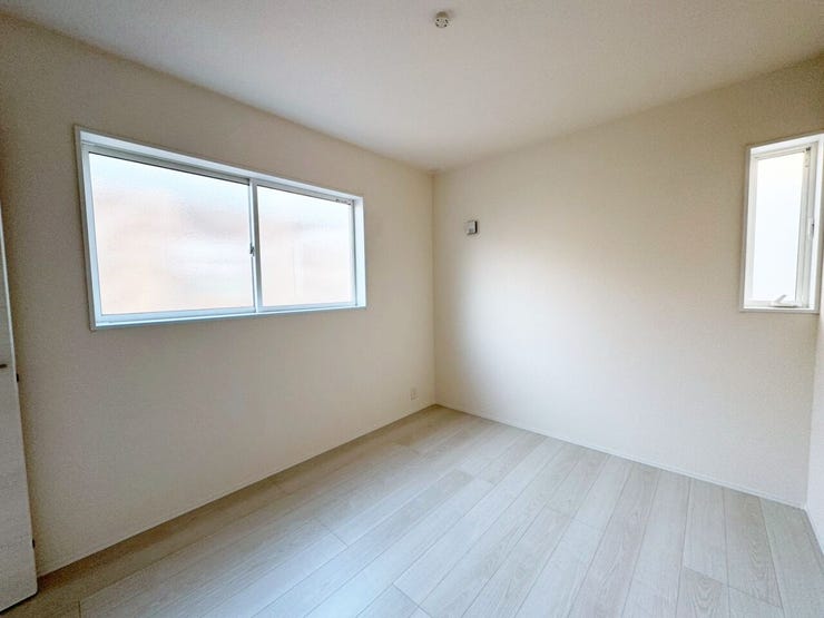 住まいの安心を支えるベタ基礎工法「鉄筋入りコンクリートベタ基礎」標準採用。
地面全体を基礎で覆うため建物の加重を分散、地面に伝えることができ、不動沈下に対する耐久性や耐震性を向上することができます。