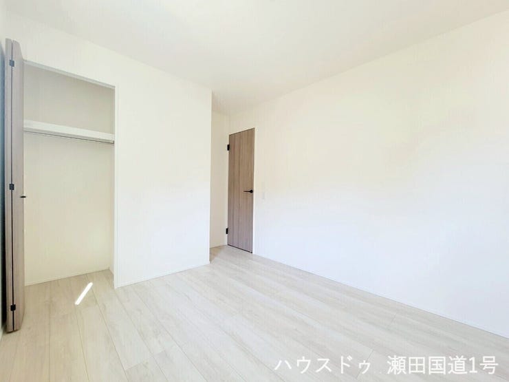 2F洋室5.2帖です。クローゼットも備え付けられているため、衣類や小物をスッキリ収納できます。