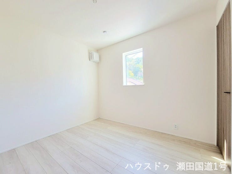 2F洋室5.2帖です。窓からは自然光がたっぷり入り込み、部屋全体が明るく開放的です。