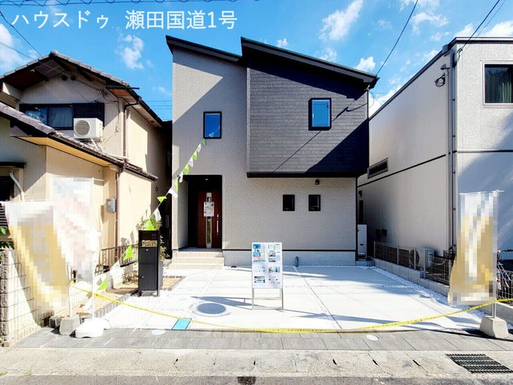 【外観】
黒と白のコントラストが効いたモダンなデザインは、都会的で洗練された印象を与えます。