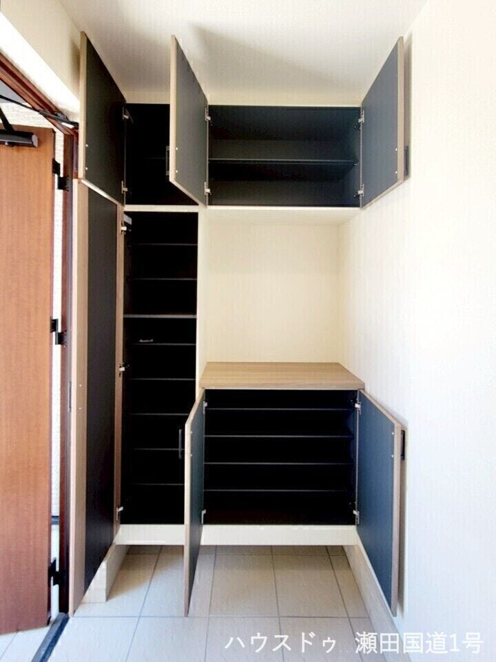 家族全員分の靴をすっきり収納できる大容量の収納です。