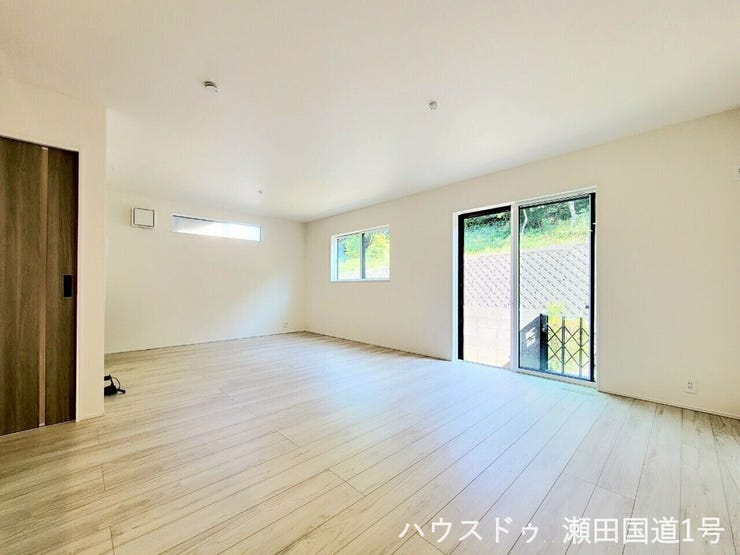 大きな掃き出し窓や小窓から自然光が豊富に入り込み、室内全体が明るく、心地よい空間になっています。