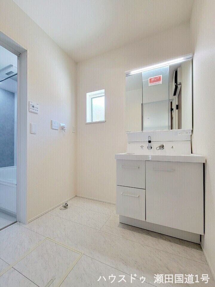 全体的に白を基調とした清潔感のあるデザインです。