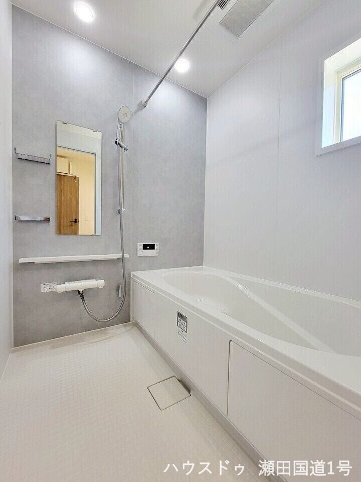 浴室乾燥機付きで、雨の日の洗濯物も安心です。ゆったりした浴槽で一日の疲れを癒せます。