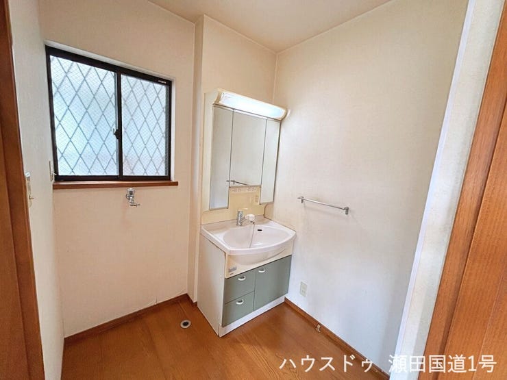 鏡の裏側や洗面ボウル下の収納により、洗顔用品やタオルなどをすっきりと片付けられます。