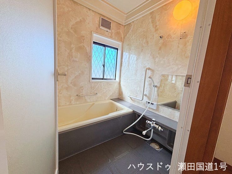 大理石調の壁面パネルが、高級感がありながらも落ち着いた雰囲気を演出し、日々の疲れを癒せます。