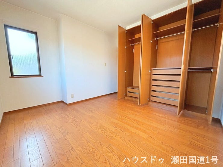 2F6.1帖洋室です。
大容量のクローゼットは、季節の衣類や布団、スーツケースなど、かさばる荷物もまとめて収納できます。