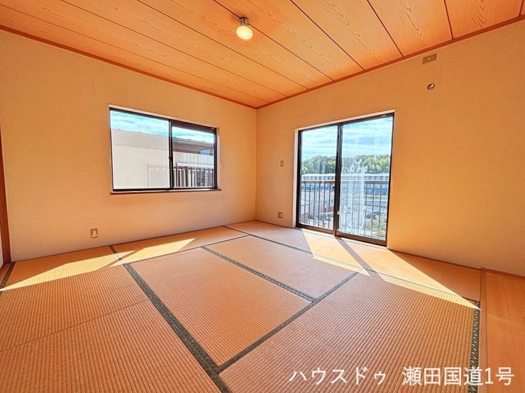 2F8帖和室です。
落ち着いた雰囲気の和室は、客間としてはもちろん、小さなお子様の遊び場、家事スペース、または寝室など、様々な用途に柔軟に対応できます。