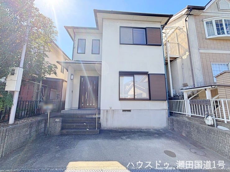 【外観】
玄関前には手すり付きの階段が設けられており、小さなお子様からご高齢の方まで安全に昇降できます。