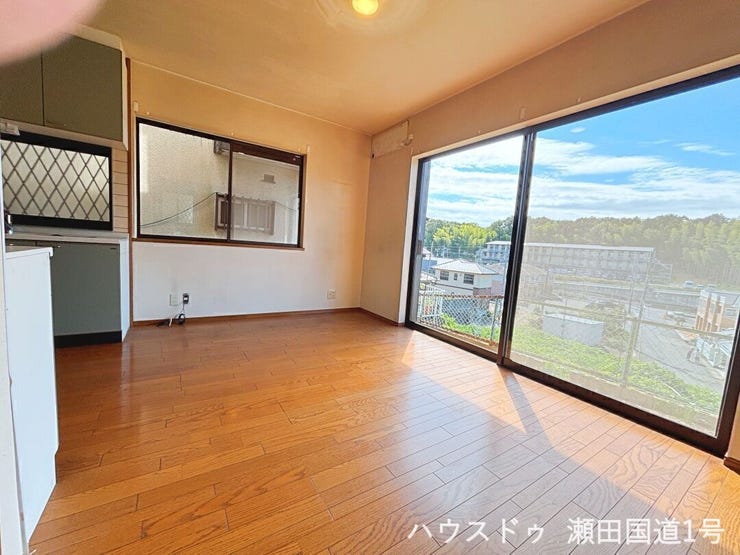 大きな掃き出し窓からはたっぷりの自然光が入り込み、空間全体を明るく開放的に演出しています。