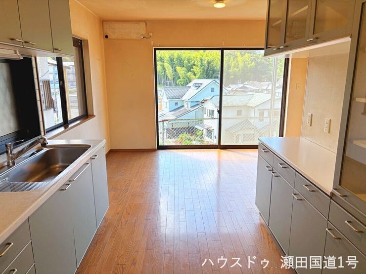 大きな窓から自然光がたっぷりと差し込み、空間全体を明るく開放的に演出しています。