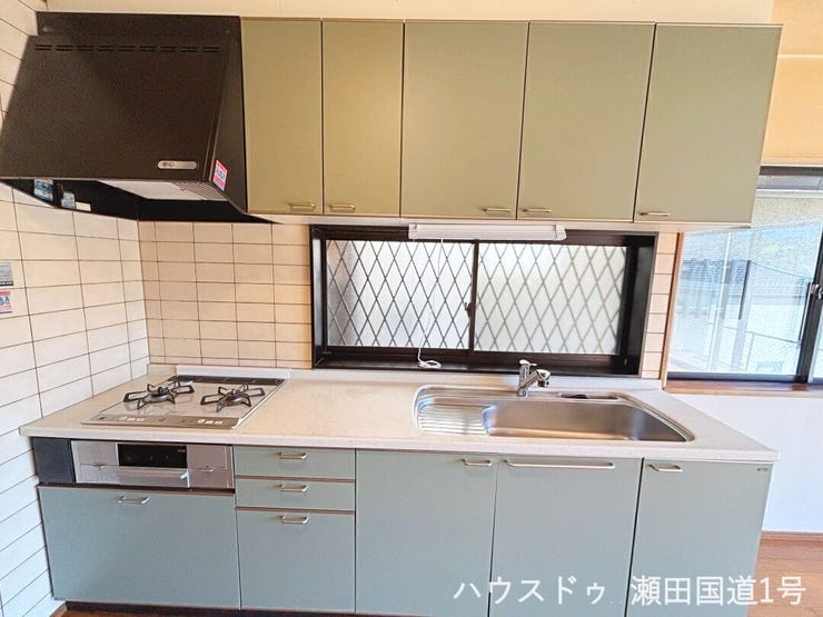 上部の吊り戸棚と下部のキャビネットにより、鍋や食器、調味料などをたっぷりと収納できます。キッチン周りをすっきりと保てます。