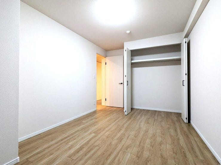 【洋室1】
全ての洋室にクローゼットが設置されているので収納が安心です(^^♪