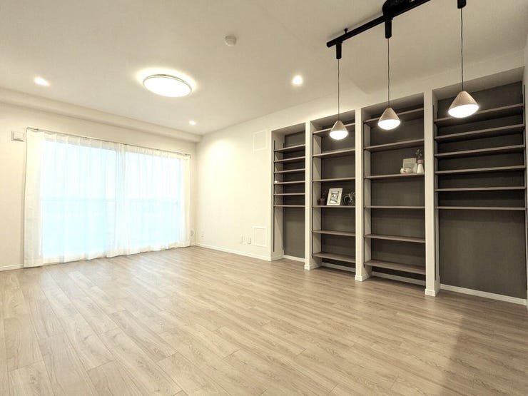 【リビングダイニング】
リビングダイニングには可動式棚が付いているので、好きな本等々を入れてはいかがでしょう(^^♪