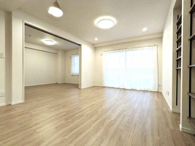 【リビングダイニング】
リビングダイニングにはバルコニーからの陽ざしが入るので明るい朝を迎えることができます(^^♪