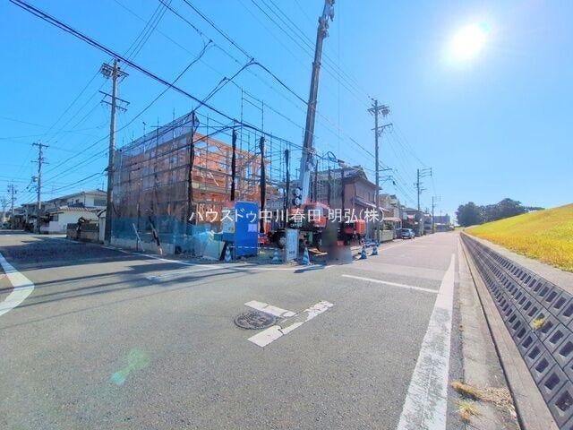 道路幅が広いことで、家の前が遮られることが少なく、日当たりが良くなり、家全体が明るい印象を受けます!