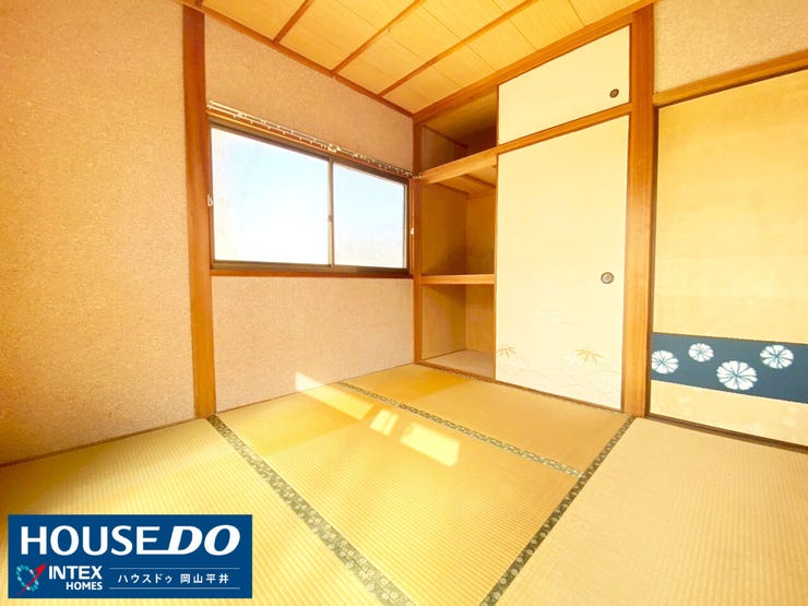 【機能的な収納付き!陽光が気持ちいい和室】
布団を収納できる押入れに加え、棚もあり、小物や本を置くのに便利! 家族それぞれのプライベートルームにもぴったりです。