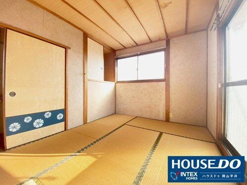 【二面採光で明るい!多目的に使えるコンパクト和室】
二面にある窓から光が差し込み、風通しも良好! お子様の遊び場や、書斎など、用途に合わせて自由に使えるお部屋ですね。