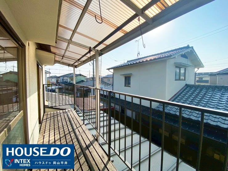 【屋根付きで便利!明るく開放的なワイドバルコニー】
陽当たり良好のワイドバルコニーは、洗濯物を干すのに最適! 屋根付きなので、突然の雨にも安心で、家事の強い味方になりますね。