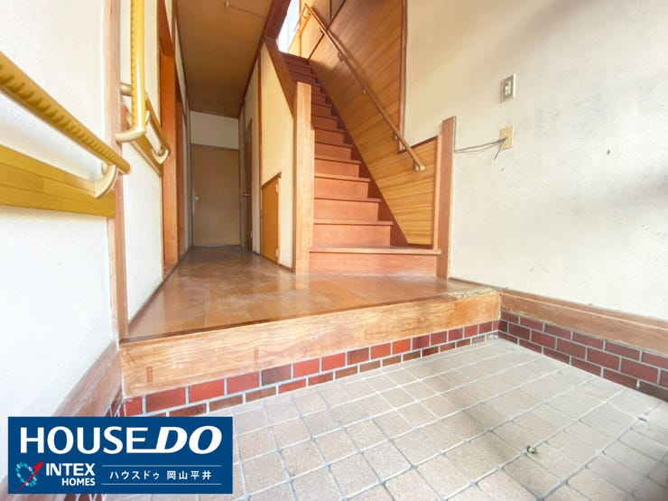 【ぬくもりある木目調の玄関ホールと階段】
木目のぬくもりが感じられる、明るい玄関ホールです。 階段には手すりも付いており、小さなお子様やお年寄りにも安心の設計ですね!