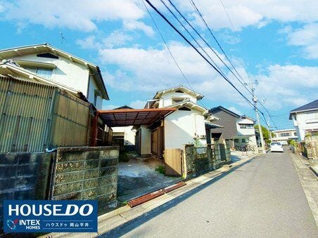 【閑静な住宅街で始める、家族の新しい物語】
落ち着いた雰囲気が漂う住宅街の一角です。 この静かな通りが、家族の温かい暮らしの舞台となります。