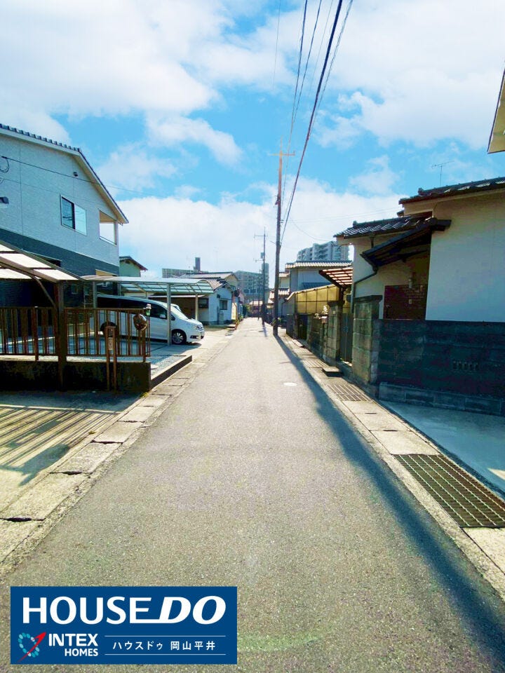 【安全で静か!家族の生活を守る落ち着いた通り】
青空が広がり、明るく開放感のある閑静な住宅街の通りです。 車の交通量が少なく、お子様の安全にも配慮できる住環境!